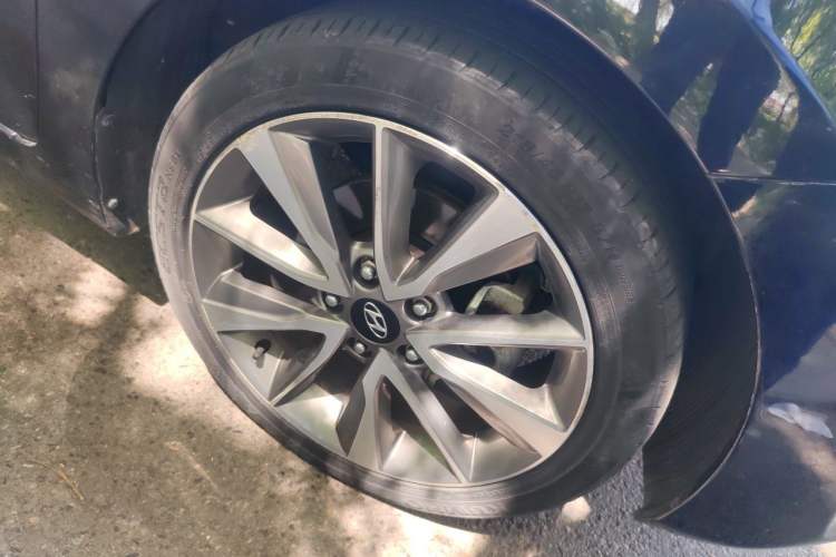 Used Hyundai Elantra (5th Generation / Langdong) 2015 1.6L Automatic Luxury Model Right Front Wheel Hub