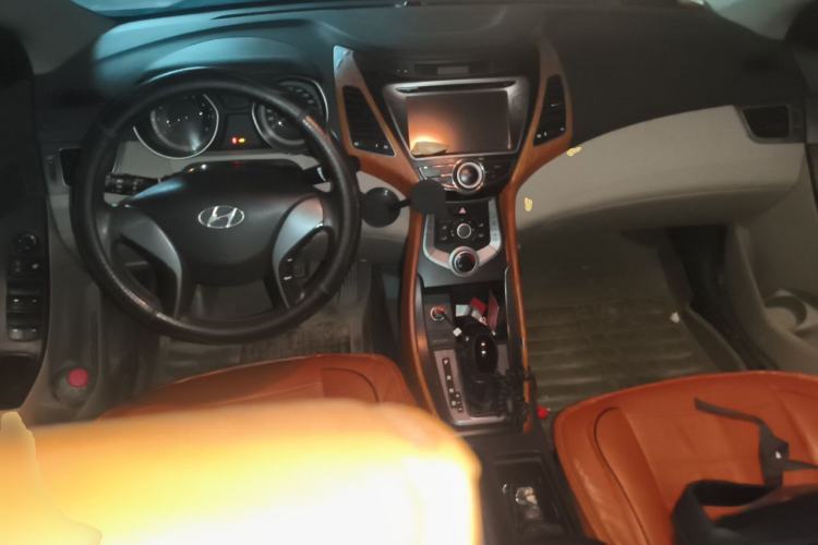 Used Hyundai Elantra (5th Generation / Langdong) 2015 1.6L Automatic Fashion Model Center Console