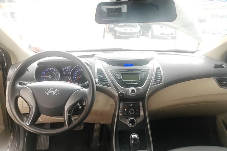 Used Hyundai Elantra (5th Generation / Langdong) 2015 1.6L Automatic Fashion Model Center Console