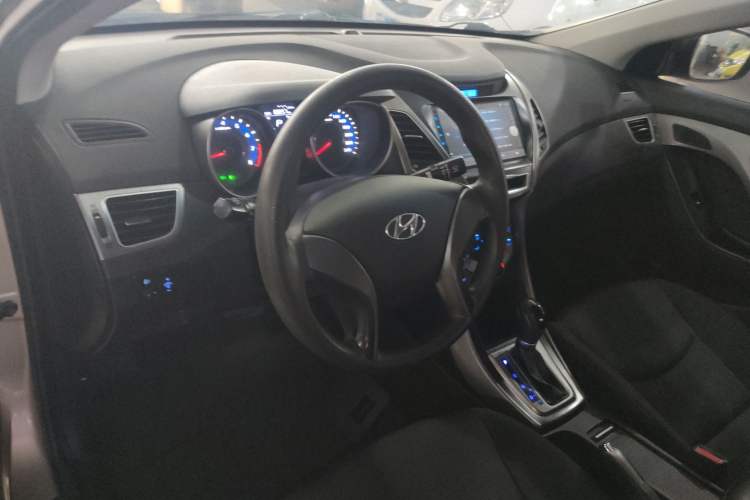 Used Hyundai Elantra (5th Generation / Langdong) 2015 1.6L Automatic Fashion Model Center Console
