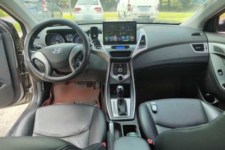Used Hyundai Elantra (5th Generation / Langdong) 2015 1.6L Automatic Fashion Model Center Console