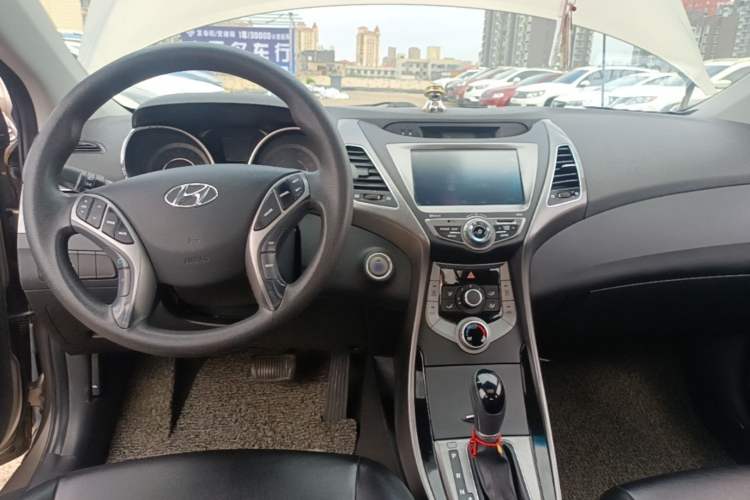 Used Hyundai Elantra (5th Generation / Langdong) 2015 1.6L Automatic Leading Model Center Console