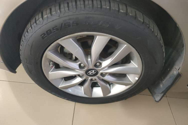 Used Hyundai Elantra (5th Generation / Langdong) 2015 1.6L Automatic Fashion Model Left Front Wheel Hub
