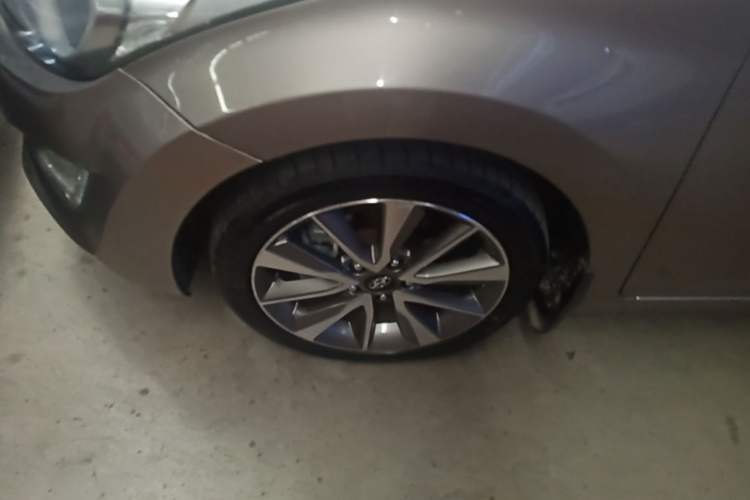 Used Hyundai Elantra (5th Generation / Langdong) 2015 1.6L Automatic Leading Model Left Front Wheel Hub