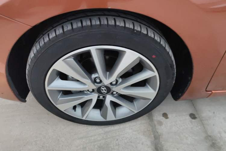 Used Hyundai Elantra (5th Generation / Langdong) 2015 1.6L Automatic Leading Model Left Front Wheel Hub