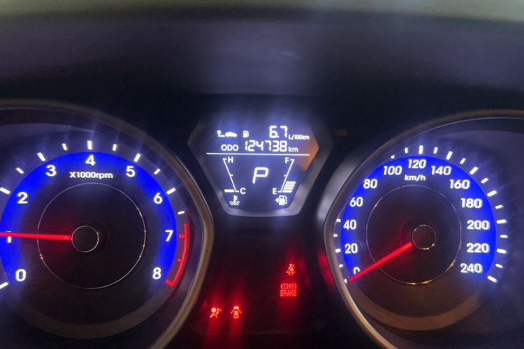 Used Hyundai Elantra (5th Generation / Langdong) 2015 1.6L Automatic Fashion Model Odometer Close Up