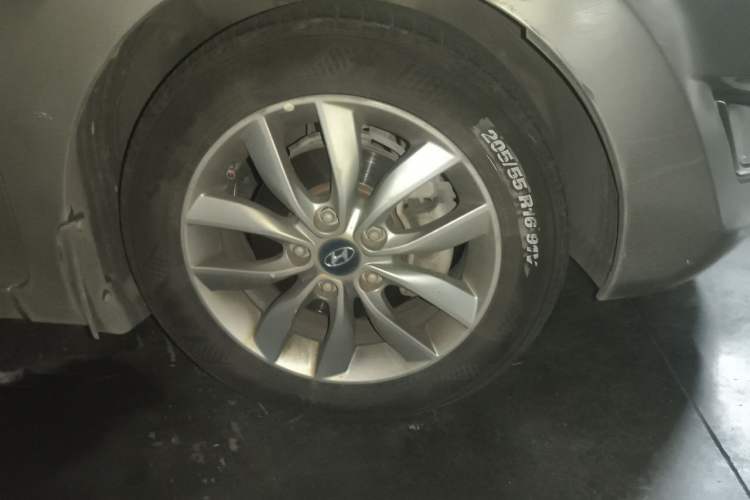Used Hyundai Elantra (5th Generation / Langdong) 2015 1.6L Automatic Fashion Model Right Front Wheel Hub
