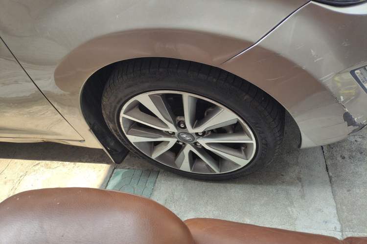 Used Hyundai Elantra (5th Generation / Langdong) 2015 1.6L Automatic Luxury Model Right Front Wheel Hub