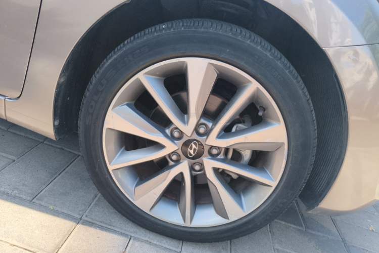 Used Hyundai Elantra (5th Generation / Langdong) 2015 1.6L Automatic Leading Model Right Front Wheel Hub