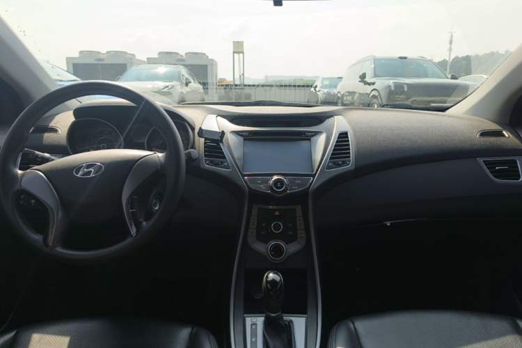 Used Hyundai Elantra (5th Generation / Langdong) 2015 1.6L Automatic Fashion Model Center Console