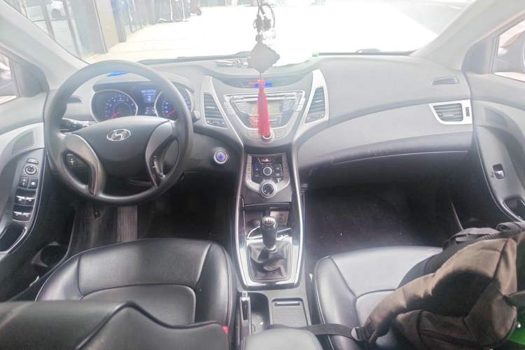 Used Hyundai Elantra (5th Generation / Langdong) 2015 1.6L Manual Leading Model Center Console