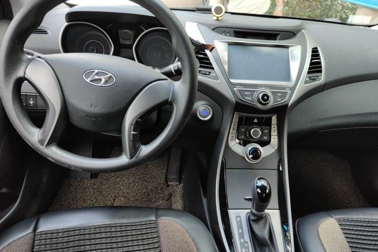 Used Hyundai Elantra (5th Generation / Langdong) 2015 1.6L Automatic Leading Model Center Console