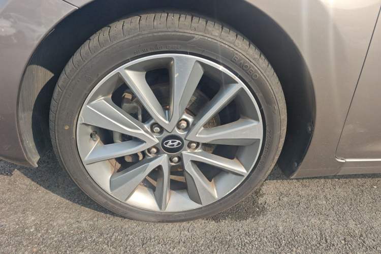 Used Hyundai Elantra (5th Generation / Langdong) 2015 1.6L Automatic Luxury Model Left Front Wheel Hub