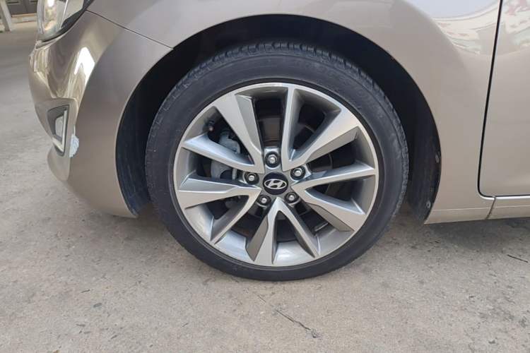 Used Hyundai Elantra (5th Generation / Langdong) 2015 1.6L Automatic Luxury Model Left Front Wheel Hub