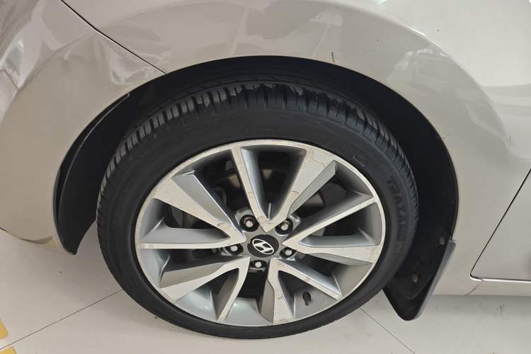 Used Hyundai Elantra (5th Generation / Langdong) 2015 1.6L Automatic Leading Model Left Front Wheel Hub