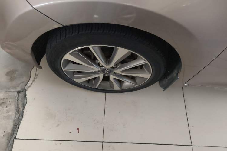 Used Hyundai Elantra (5th Generation / Langdong) 2015 1.6L Automatic Luxury Model Left Front Wheel Hub