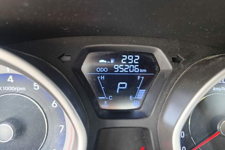 Used Hyundai Elantra (5th Generation / Langdong) 2015 1.6L Automatic Fashion Model Odometer Close Up