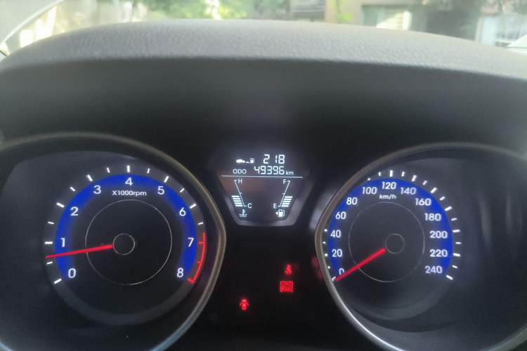 Used Hyundai Elantra (5th Generation / Langdong) 2015 1.6L Automatic Fashion Model Odometer Close Up