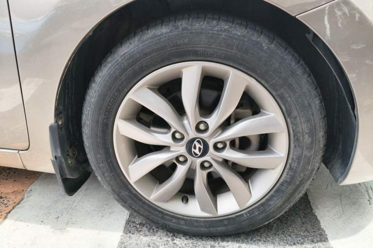 Used Hyundai Elantra (5th Generation / Langdong) 2015 1.6L Automatic Fashion Model Right Front Wheel Hub