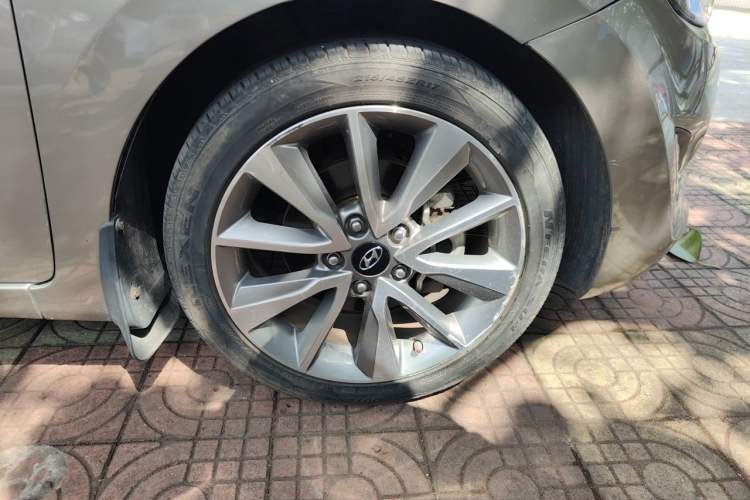 Used Hyundai Elantra (5th Generation / Langdong) 2015 1.6L Automatic Leading Model Right Front Wheel Hub