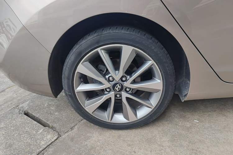 Used Hyundai Elantra (5th Generation / Langdong) 2015 1.6L Automatic Luxury Model Right Rear Wheel Hub