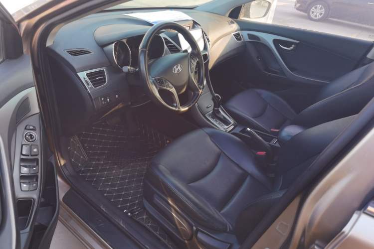Used Hyundai Elantra (5th Generation / Langdong) 2015 1.6L Automatic Luxury Model Interior 2