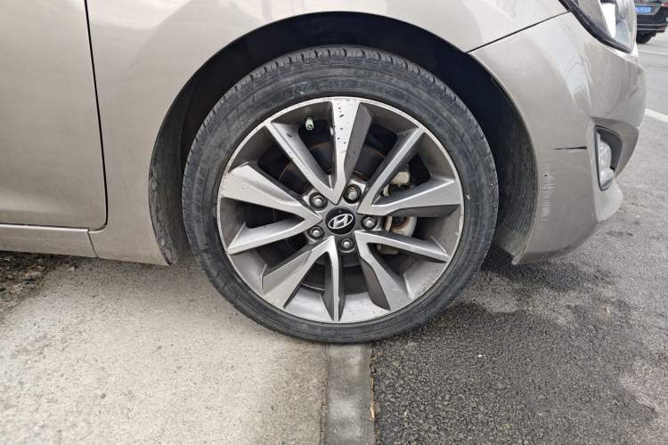 Used Hyundai Elantra (5th Generation / Langdong) 2015 1.6L Automatic Luxury Model Right Front Wheel Hub