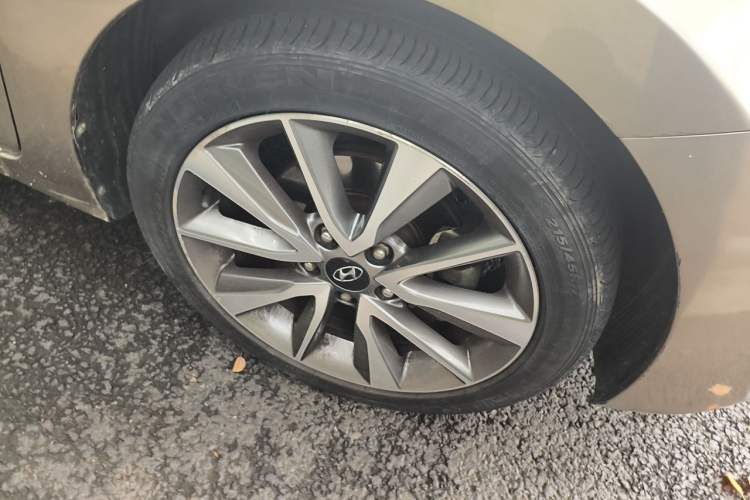 Used Hyundai Elantra (5th Generation / Langdong) 2015 1.6L Automatic Luxury Model Right Front Wheel Hub