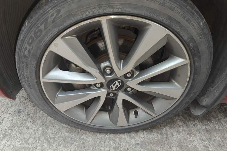 Used Hyundai Elantra (5th Generation / Langdong) 2015 1.6L Automatic Leading Model Left Front Wheel Hub