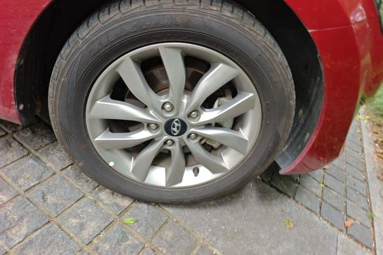 Used Hyundai Elantra (5th Generation / Langdong) 2015 1.6L Automatic Fashion Model Right Front Wheel Hub