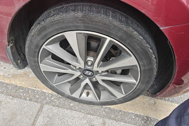 Used Hyundai Elantra (5th Generation / Langdong) 2015 1.6L Automatic Luxury Model Right Front Wheel Hub