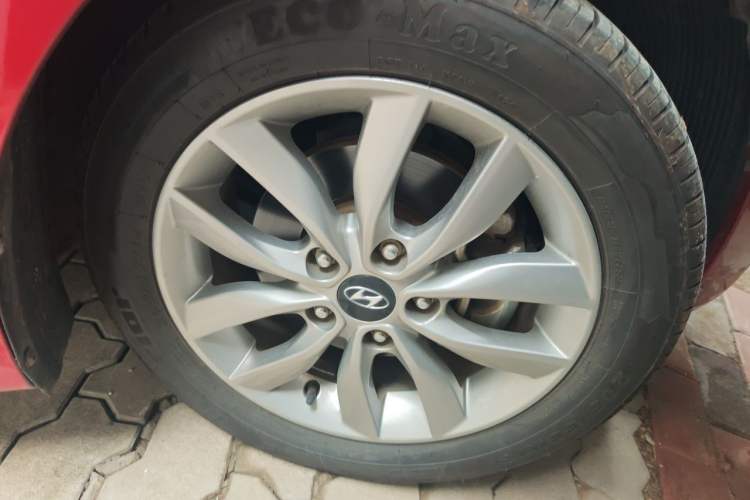 Used Hyundai Elantra (5th Generation / Langdong) 2015 1.6L Manual Leading Model Right Front Wheel Hub