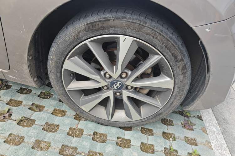 Used Hyundai Elantra (5th Generation / Langdong) 2015 1.6L Automatic Luxury Model Right Front Wheel Hub