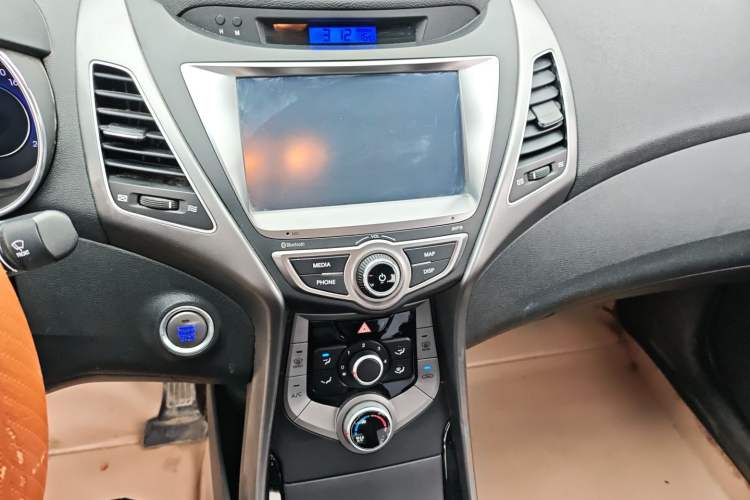 Used Hyundai Elantra (5th Generation / Langdong) 2015 1.6L Automatic Leading Model Audio And AC Panel