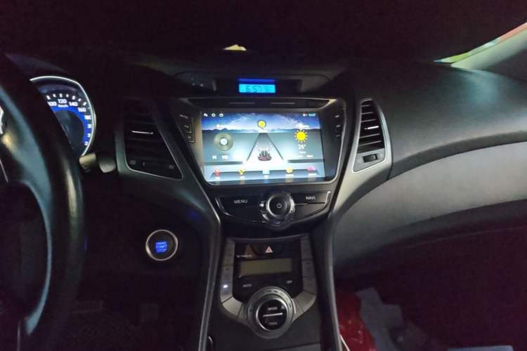 Used Hyundai Elantra (5th Generation / Langdong) 2015 1.6L Automatic Luxury Model Audio And AC Panel