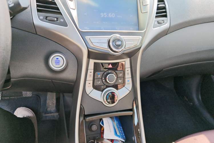 Used Hyundai Elantra (5th Generation / Langdong) 2015 1.6L Manual Leading Model Audio And AC Panel