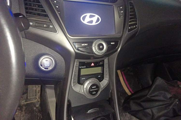 Used Hyundai Elantra (5th Generation / Langdong) 2015 1.6L Automatic Luxury Model Audio And AC Panel