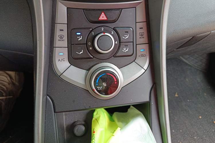 Used Hyundai Elantra (5th Generation / Langdong) 2015 1.6L Automatic Leading Model Audio And AC Panel