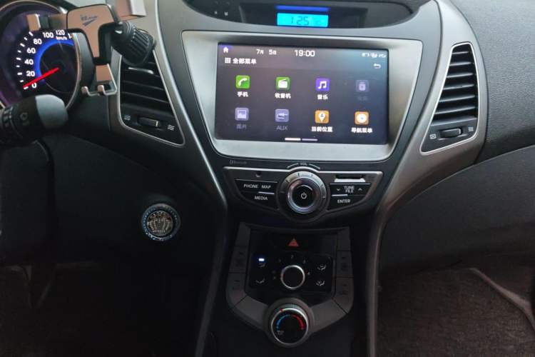 Used Hyundai Elantra (5th Generation / Langdong) 2015 1.6L Automatic Luxury Model Audio And AC Panel