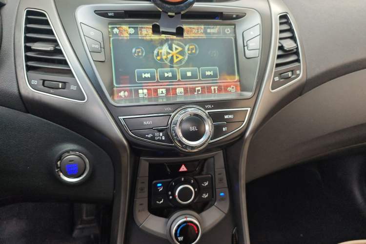 Used Hyundai Elantra (5th Generation / Langdong) 2015 1.6L Manual Leading Model Audio And AC Panel