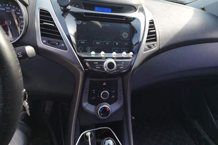 Used Hyundai Elantra (5th Generation / Langdong) 2015 1.6L Automatic Fashion Model Audio And AC Panel