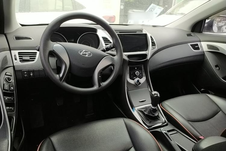 Used Hyundai Elantra (5th Generation / Langdong) 2015 1.6L Manual Leading Model Center Console