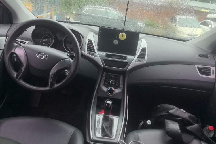 Used Hyundai Elantra (5th Generation / Langdong) 2015 1.6L Automatic Fashion Model Center Console