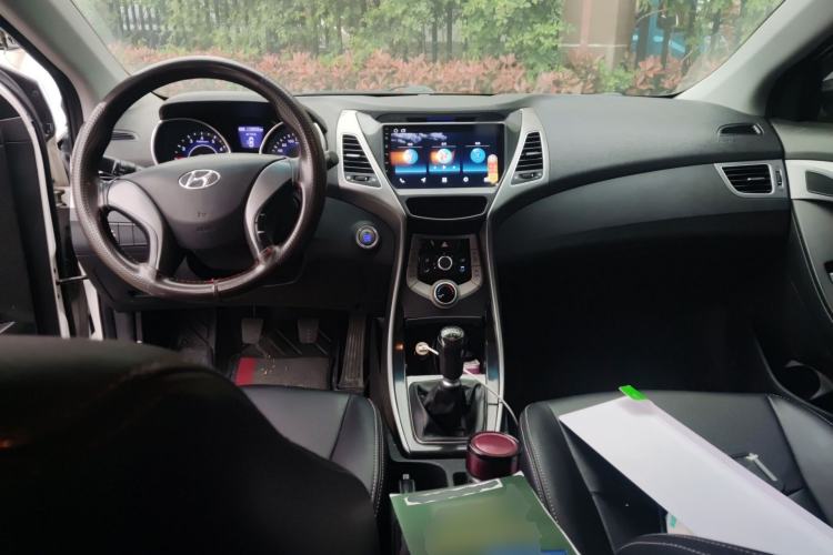 Used Hyundai Elantra (5th Generation / Langdong) 2015 1.6L Manual Leading Model Center Console