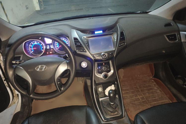 Used Hyundai Elantra (5th Generation / Langdong) 2015 1.6L Manual Leading Model Center Console