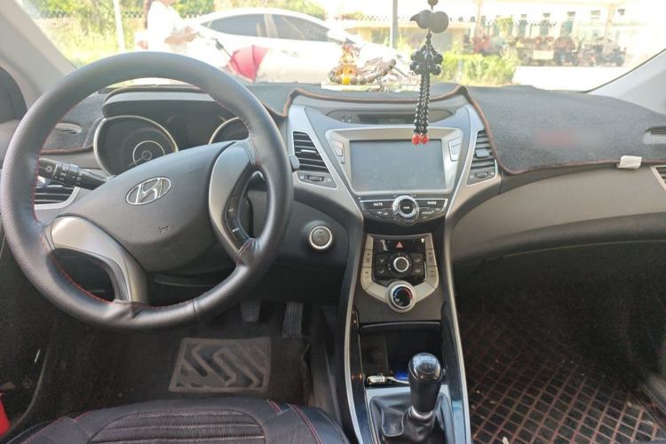 Used Hyundai Elantra (5th Generation / Langdong) 2015 1.6L Manual Leading Model Center Console