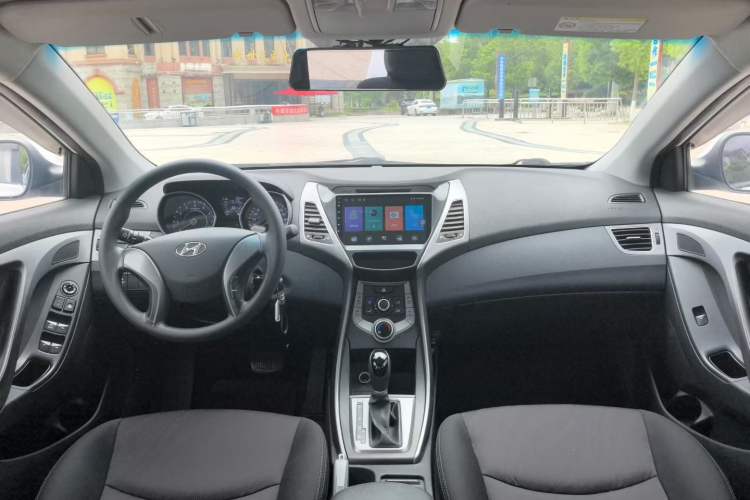 Used Hyundai Elantra (5th Generation / Langdong) 2015 1.6L Automatic Fashion Model Center Console