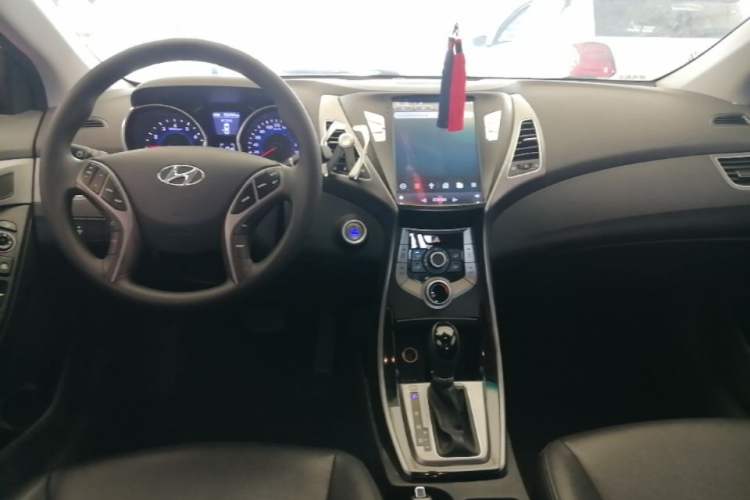 Used Hyundai Elantra (5th Generation / Langdong) 2015 1.6L Automatic Leading Model Center Console