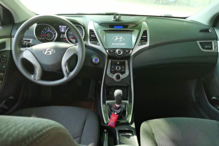 Used Hyundai Elantra (5th Generation / Langdong) 2015 1.6L Manual Leading Model Center Console