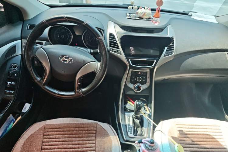 Used Hyundai Elantra (5th Generation / Langdong) 2015 1.6L Automatic Fashion Model Center Console